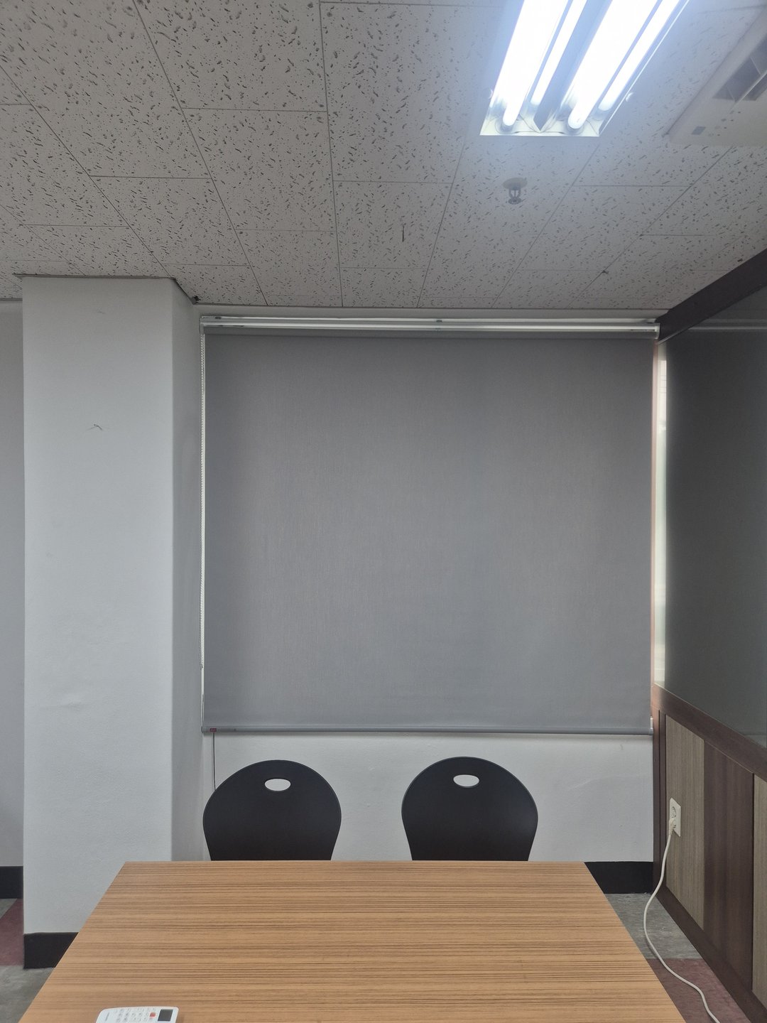회의실 큰 창 · 그레이 암막 블라인드 시공 사진