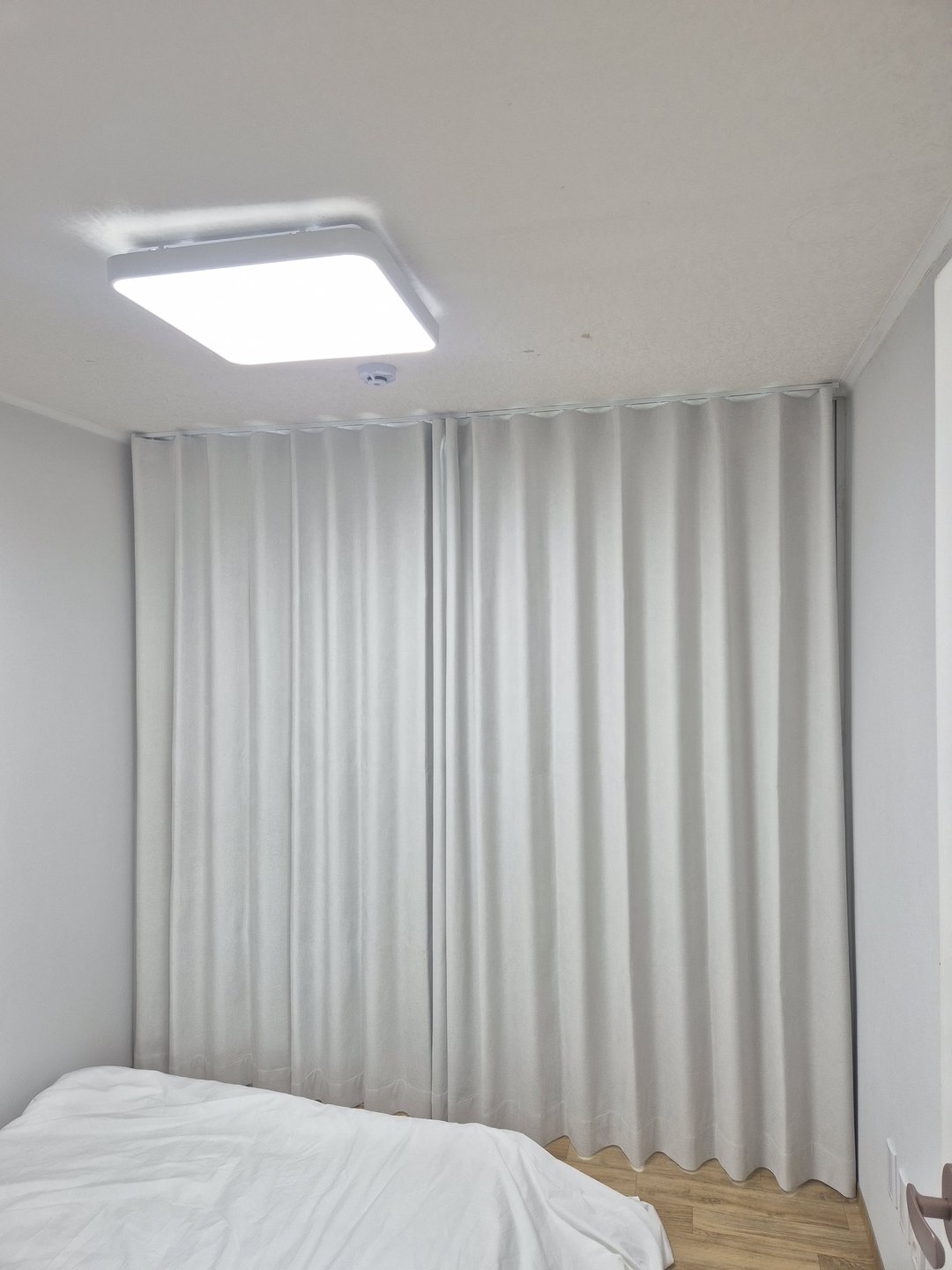 경주 숙박용 아파트 암막커튼 정면, 천장 레일에서 바닥까지