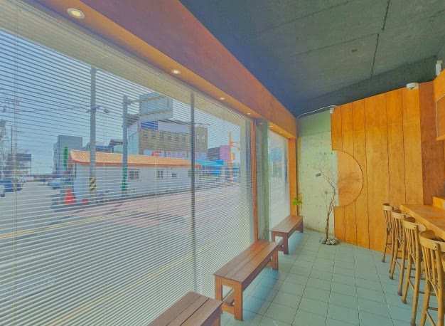 경산 중방동 도로변 카페 통창 우드블라인드로 빛은 들이고 시선은 가린 상태