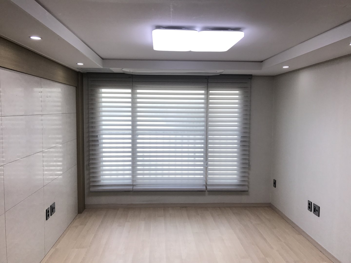 경산 상가주택 거실 좌측에서 본 그레이 트리플쉐이드
