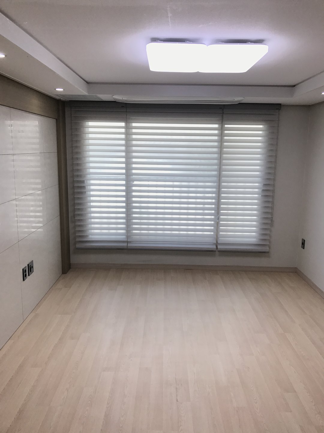 경산 상가주택 거실 창을 사선에서 본 트리플쉐이드