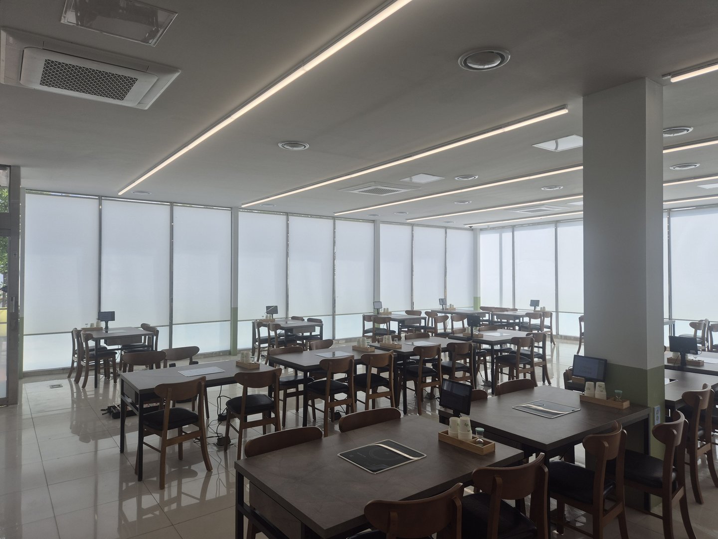 식당 홀 · 화이트 방염 채광 롤스크린 시공 사진