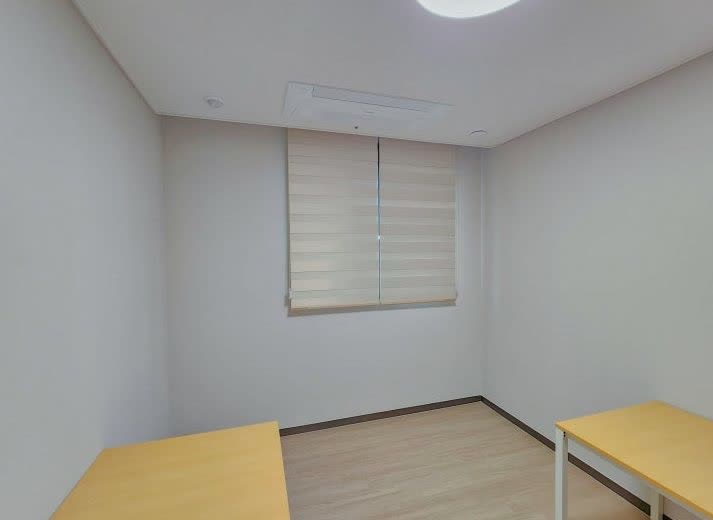의성 기숙사 원룸 아이보리 콤비블라인드 시공 후 방 전경