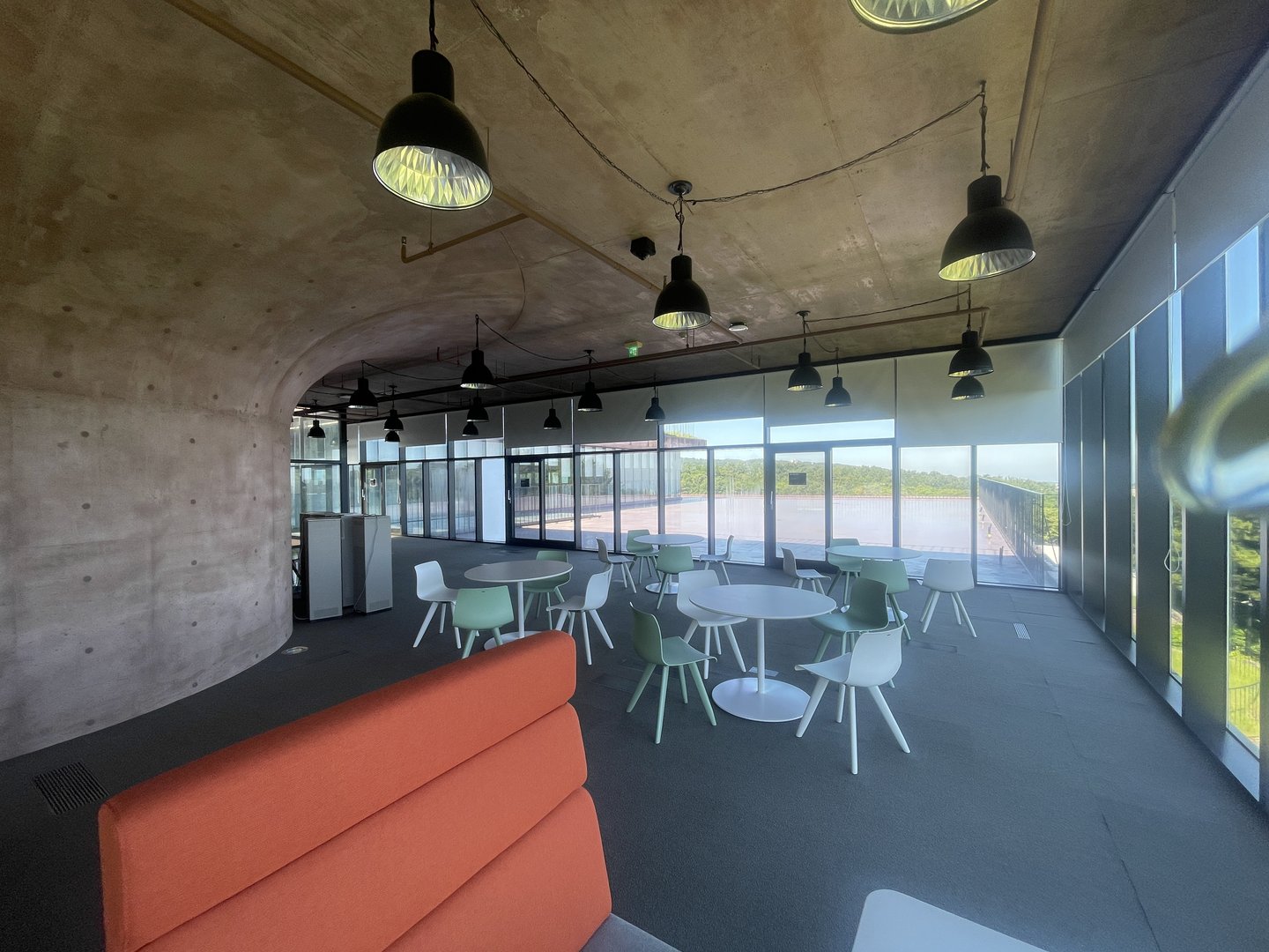 라운지 반대편, 테라스 출입문 쪽